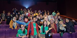 Pemeran Film “Seni Memahami Kekasih” Sapa Penonton di Cinema XXI Royal Plasa Surabaya Pemeran Film "Seni Memahami Kekasih" Sapa Penonton di Cinema XXI Royal Plasa Surabaya (foto : blitz)