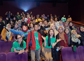 Pemeran Film “Seni Memahami Kekasih” Sapa Penonton di Cinema XXI Royal Plasa Surabaya Pemeran Film "Seni Memahami Kekasih" Sapa Penonton di Cinema XXI Royal Plasa Surabaya (foto : blitz)