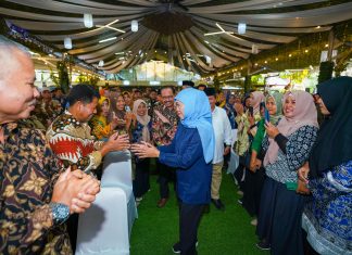 Deklarasi ‘Relasi Jamur’, Bentuk Kesolidan Insan Koperasi dan UMKM Jatim Menangkan Khofifah-Emil Deklarasi 'Relasi Jamur', Bentuk Kesolidan Insan Koperasi dan UMKM Jatim Menangkan Khofifah-Emil (foto : ist)