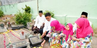 Segera Nikahkan Putra Ketiganya, Khofifah Ziarah ke Makam dan Gelar Yatiman Segera Nikahkan Putra Ketiganya, Khofifah Ziarah Makam dan Gelar Yatiman (foto : ist)