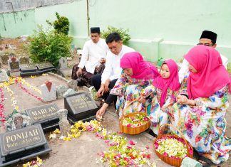 Segera Nikahkan Putra Ketiganya, Khofifah Ziarah ke Makam dan Gelar Yatiman Segera Nikahkan Putra Ketiganya, Khofifah Ziarah Makam dan Gelar Yatiman (foto : ist)
