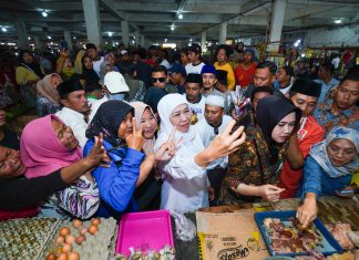 Serap Aspirasi Pedagang, Khofifah Dukung Pertahankan Pasar Tradisional Srimangunan Sampang Serap Aspirasi Pedagang, Khofifah Dukung Pertahankan Pasar Tradisional Srimangunan Sampang (foto : ist)