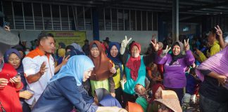 Hari Kedua Kampanye, Khofifah Sapa Nelayan dan Ibu-Ibu Pekerja Pemilah Ikan di TPI Brondong Hari Kedua Kampanye, Khofifah Sapa Nelayan dan Ibu-Ibu Pekerja Pemilah Ikan di TPI Brondong (foto : ist)