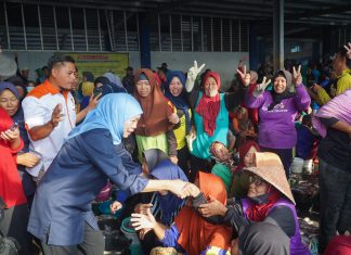 Hari Kedua Kampanye, Khofifah Sapa Nelayan dan Ibu-Ibu Pekerja Pemilah Ikan di TPI Brondong Hari Kedua Kampanye, Khofifah Sapa Nelayan dan Ibu-Ibu Pekerja Pemilah Ikan di TPI Brondong (foto : ist)