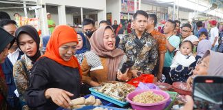 Blusukan ke Pasar Tradisional Tuban Bersama Cabup Halindra, Khofifah Banjir Doa dan Dukungan Blusukan ke Pasar Tradisional Tuban Bersama Cabup Halindra, Khofifah Dibanjiri Doa dan Dukungan Lanjutkan Dua Periode (foto : ist)