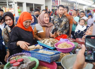 Blusukan ke Pasar Tradisional Tuban Bersama Cabup Halindra, Khofifah Banjir Doa dan Dukungan Blusukan ke Pasar Tradisional Tuban Bersama Cabup Halindra, Khofifah Dibanjiri Doa dan Dukungan Lanjutkan Dua Periode (foto : ist)
