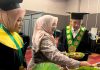 Sebagai Ungkapan Rasa Syukur, Wisudawan Asal Lamongan Berbagi Nasi Boran ke Rektor dan Panitia Wisuda Sebagai Ungkapan Rasa Syukur, Wisudawan Asal Lamongan Berbagi Nasi Boran ke Rektor dan Panitia Wisuda (foto : ist)