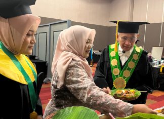 Sebagai Ungkapan Rasa Syukur, Wisudawan Asal Lamongan Berbagi Nasi Boran ke Rektor dan Panitia Wisuda Sebagai Ungkapan Rasa Syukur, Wisudawan Asal Lamongan Berbagi Nasi Boran ke Rektor dan Panitia Wisuda (foto : ist)