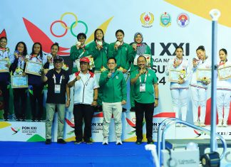 Pj. Gubernur Jatim Adhy Karyono Kalungkan Medali pada Dua Atlet Renang Jatim di PON XXI/2024 Pj. Gubernur Jatim Adhy Karyono Kalungkan Medali pada Dua Atlet Renang Jatim di PON XXI/2024 (foto : ist)