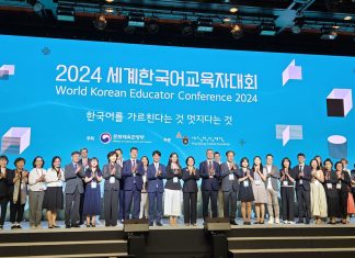 Gongro Award untuk KSI Surabaya, Bukti Kualitas dan Dedikasi Para peserta dari seluruh KSI di dunia berfoto bersama dalam World Korean Educator Conference 2024 (foto : ist)