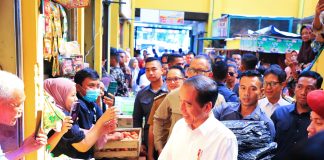 Dampingi Presiden Jokowi Blusukan di Pasar Soponyono, Pj. Gubernur Adhy: Harga Bahan Pokok Stabil dan Inflasi Terjaga Dampingi Presiden Jokowi Blusukan di Pasar Soponyono, Pj. Gubernur Adhy: Harga Bahan Pokok Stabil dan Inflasi Terjaga (foto : ist)