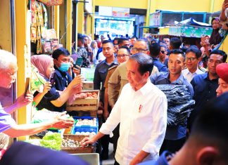 Dampingi Presiden Jokowi Blusukan di Pasar Soponyono, Pj. Gubernur Adhy: Harga Bahan Pokok Stabil dan Inflasi Terjaga Dampingi Presiden Jokowi Blusukan di Pasar Soponyono, Pj. Gubernur Adhy: Harga Bahan Pokok Stabil dan Inflasi Terjaga (foto : ist)