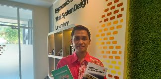 Berdedikasi Bidang K3, Dosen ITS Raih Penghargaan WSH Asia Award 2024 Dr Adithya Sudiarno IDipNEBOSH GradlOSH saat menunjukkan hasil karyanya berupa buku-buku tentang kesehatan dan keselamatan (foto : ist)