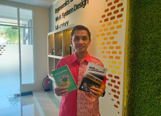Berdedikasi Bidang K3, Dosen ITS Raih Penghargaan WSH Asia Award 2024 Dr Adithya Sudiarno IDipNEBOSH GradlOSH saat menunjukkan hasil karyanya berupa buku-buku tentang kesehatan dan keselamatan (foto : ist)