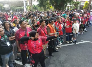 Nadia Atlit Panahan Siswi Al Azhar Kelapa Gading Surabaya, Unjuk Atraksi di Pembukaan Jalan Sehat Mlaku Bareng Cak Eri Nadia Atlit Panahan Siswi Al Azhar Kelapa Gading Surabaya, Unjuk Atraksi di Pembukaan Jalan Sehat Mlaku Bareng Cak Eri (foto : ist)