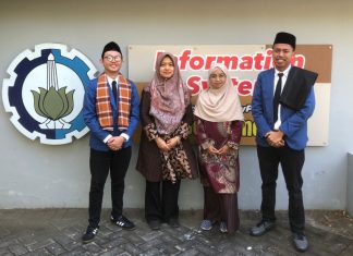 Dorong Pengembangan Ekonomi Syariah, ITS Luncurkan Platform Digital HalalWave Prof Nur Aini Rakhmawati MScEng PhD (dua dari kanan) dan Amalia Utamima SKom MBA PhD (dua dari kiri) selaku inisiator HalalWave bersama dua mahasiswa pengembang HalalWave, Ramadhana Rizqy Arifin dan Muhammad Ridho Waradana (foto : ist)