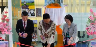 ITS Resmikan Kantor Study in Japan, Perluas Peluang Studi ke Jepang (dari kiri) Profesor dari Okayama University Dr Isao Kadota, Rektor ITS Ir Bambang Pramujati ST MSc Eng PhD, dan VP of Organization for Globalization Kumamoto University Prof Kitsuyo Kishida secara simbolis melakukan peresmian Kantor Study in Japan di ITS (foto : ist)