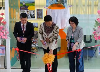 ITS Resmikan Kantor Study in Japan, Perluas Peluang Studi ke Jepang (dari kiri) Profesor dari Okayama University Dr Isao Kadota, Rektor ITS Ir Bambang Pramujati ST MSc Eng PhD, dan VP of Organization for Globalization Kumamoto University Prof Kitsuyo Kishida secara simbolis melakukan peresmian Kantor Study in Japan di ITS (foto : ist)