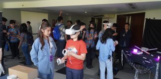 PCU Hadirkan Pendidikan Komunikasi yang Interaktif dan Imersif di Program Baru Keseruan pemgunjung saat merasakan teknologi VR dalam pembukaan IMI PCU (foto : ist)