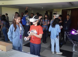 PCU Hadirkan Pendidikan Komunikasi yang Interaktif dan Imersif di Program Baru Keseruan pemgunjung saat merasakan teknologi VR dalam pembukaan IMI PCU (foto : ist)