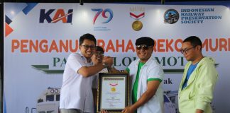 Peringati HUT KAI ke-79, Daop 8 Surabaya Raih Penghargaan MURI Peringati HUT KAI ke-79, Daop 8 Surabaya Raih Penghargaan MURI pada Kegiatan Parade Lokomotif Dengan Livery Varian Terbanyak (foto : ist)
