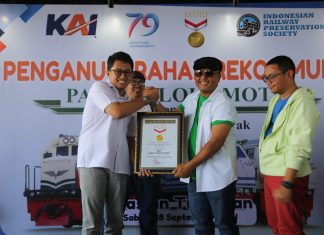 Peringati HUT KAI ke-79, Daop 8 Surabaya Raih Penghargaan MURI Peringati HUT KAI ke-79, Daop 8 Surabaya Raih Penghargaan MURI pada Kegiatan Parade Lokomotif Dengan Livery Varian Terbanyak (foto : ist)