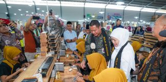 Disambut Antusias 5.500 Emak-Emak Pekerja PT Kareb Bojonegoro, Khofifah Dinobatkan Sebagai Ibunya Pekerja SKT Disambut Antusias 5.500 Emak-Emak Pekerja PT Kareb Bojonegoro, Khofifah Dinobatkan Sebagai Ibunya Pekerja SKT (foto : ist)