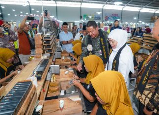 Disambut Antusias 5.500 Emak-Emak Pekerja PT Kareb Bojonegoro, Khofifah Dinobatkan Sebagai Ibunya Pekerja SKT Disambut Antusias 5.500 Emak-Emak Pekerja PT Kareb Bojonegoro, Khofifah Dinobatkan Sebagai Ibunya Pekerja SKT (foto : ist)