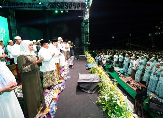 Khofifah Didoakan KH Anwar Zahid Dua Periode Saat Hormat Maulid di Malam Kelahiran Rasulullah SAW di PP Sabilun Naja Bojonegoro Khofifah Didoakan KH Anwar Zahid Dua Periode Saat Hormat Maulid di Malam Kelahiran Rasulullah SAW di PP Sabilun Naja Bojonegoro (foto : ist)