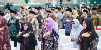 Hari Pertama Kampanye, Khofifah Pilih Silaturahmi dengan Kiai dan Tokoh di Pengukuhan Dr HC KH Zulfa Mustofa Hari Pertama Kampanye, Khofifah Pilih Silaturahmi dengan Kiai dan Tokoh di Pengukuhan Dr HC KH Zulfa Mustofa (foto : ist)