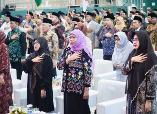 Hari Pertama Kampanye, Khofifah Pilih Silaturahmi dengan Kiai dan Tokoh di Pengukuhan Dr HC KH Zulfa Mustofa Hari Pertama Kampanye, Khofifah Pilih Silaturahmi dengan Kiai dan Tokoh di Pengukuhan Dr HC KH Zulfa Mustofa (foto : ist)