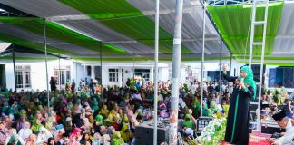 Khofifah Mohon Doa Restu Kembali Ikut Pilgub Jatim, Ajak Muslimat NU Jember Perbanyak Sedekah untuk Bantu Entaskan Kemiskinan Khofifah Mohon Doa Restu Kembali Ikut Pilgub Jatim dan Ajak Muslimat NU Jember Perbanyak Sedekah untuk Bantu Entaskan Kemiskinan Ekstrem (foto : ist)