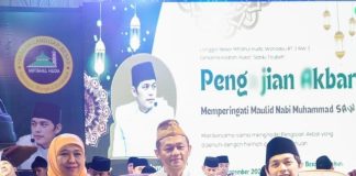 Di Hadapan Ribuan Jamaah Maulid Nabi, Gus Iqdam Sebut Khofifah Teladan Pemimpin yang Tawadhu dan Andhap Ashor Di Hadapan Ribuan Jamaah Maulid Nabi, Gus Iqdam Sebut Khofifah Teladan Pemimpin yang Tawadhu dan Andhap Ashor (foto : ist)