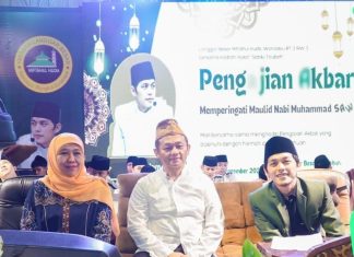 Di Hadapan Ribuan Jamaah Maulid Nabi, Gus Iqdam Sebut Khofifah Teladan Pemimpin yang Tawadhu dan Andhap Ashor Di Hadapan Ribuan Jamaah Maulid Nabi, Gus Iqdam Sebut Khofifah Teladan Pemimpin yang Tawadhu dan Andhap Ashor (foto : ist)