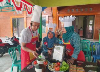 Chef Aston Mojokerto Gelar Kegiatan Menarik dan Edukatif untuk Ibu Rumah Tangga Chef Hotel Aston Mojokerto Kasih Edukasi Cara Memasak Ibu-ibu Rumah Tangga (foto : istChef Aston Mojokerto Gelar Kegiatan Menarik dan Edukatif untuk Ibu Rumah Tangga (foto : ist)