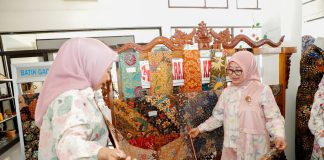 Kunjungi Galeri Dekranasda Tulungagung, Pj. Ketua Dekranasda Jatim Kenalkan Lebih Dekat Kerajinan Lokal Kunjungi Galeri Dekranasda Tulungagung, Pj. Ketua Dekranasda Jatim Kenalkan Lebih Dekat Kerajinan Lokal (foto : ist)