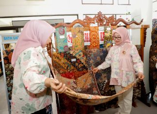 Kunjungi Galeri Dekranasda Tulungagung, Pj. Ketua Dekranasda Jatim Kenalkan Lebih Dekat Kerajinan Lokal Kunjungi Galeri Dekranasda Tulungagung, Pj. Ketua Dekranasda Jatim Kenalkan Lebih Dekat Kerajinan Lokal (foto : ist)