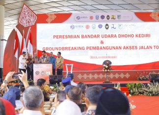 Bandara Dhoho Kediri Diresmikan Bersama Ground Breaking Akses Jalan Tol, Pj. Gubernur Adhy Harapkan Segera Layani Penerbangan Haji dan Umroh Bandara Dhoho Kediri Diresmikan Bersama Ground Breaking Akses Jalan Tol, Pj. Gubernur Adhy Harapkan Segera Layani Penerbangan Haji dan Umroh (foto : ist)