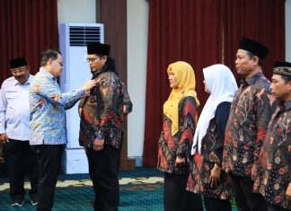 Serahkan Penghargaan Dan Lencana Bagi 590 Orang Pendonor Darah Sukarela 75 Kali, Pj. Gubernur Adhy: Stok Darah di Jatim Selalu Stabil Serahkan Penghargaan Dan Lencana Bagi 590 Orang Pendonor Darah Sukarela 75 Kali, Pj. Gubernur Adhy: Stok Darah di Jatim Selalu Stabil (foto : ist)