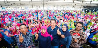 Kunjungi Dua MPS di Ngawi, Khofifah Dielukan Pekerja Gubernur Paling Peduli Industri SKT Kunjungi Dua MPS di Ngawi, Khofifah Dielukan Pekerja Gubernur Paling Peduli Industri SKT (foto : ist)