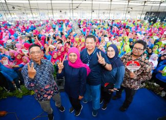Kunjungi Dua MPS di Ngawi, Khofifah Dielukan Pekerja Gubernur Paling Peduli Industri SKT Kunjungi Dua MPS di Ngawi, Khofifah Dielukan Pekerja Gubernur Paling Peduli Industri SKT (foto : ist)