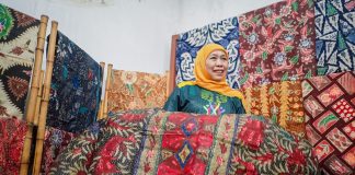 Peringatan Hari Batik Nasional 2024, Khofifah Ajak Masyarakat Bangga Berbatik Peringatan Hari Batik Nasional 2024, Khofifah Ajak Masyarakat Bangga Berbatik (foto : ist)