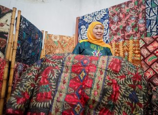 Peringatan Hari Batik Nasional 2024, Khofifah Ajak Masyarakat Bangga Berbatik Peringatan Hari Batik Nasional 2024, Khofifah Ajak Masyarakat Bangga Berbatik (foto : ist)