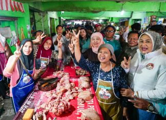 Elektabilitas Khofifah-Emil Paling Unggul Menurut Survey LSI Denny JA, Khofifah Tetap Gesit Blusukan ke Pasar Wadung Asri Elektabilitas Khofifah-Emi Paling Unggul Menurut Survey LSI Denny JA, Khofifah Tetap Gesit Blusukan ke Pasar Wadung Asri (foto : ist)