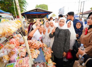 Blusukan Cek Harga Bapok di Pasar Templek Blitar, Khofifah Puji Kualitas Sayur Premium di Pasar Tradisional Blusukan Cek Harga Bapok di Pasar Templek Blitar, Khofifah Puji Kualitas Sayur Premium di Pasar Tradisional (foto : ist)