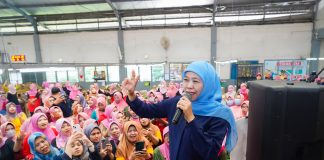 Kunjungan Ke MPS Trowulan Mojokerto, Khofifah Sampaikan Komitmen Terus Lindungi Industri Padat Karya Kunjungan Ke MPS Trowulan Mojokerto, Khofifah Sampaikan Komitmen Terus Lindungi Industri Padat Karya (foto : ist)