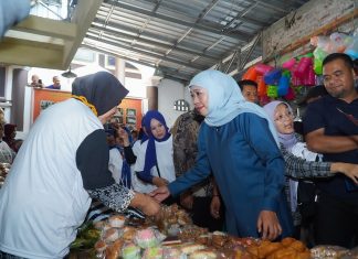 Khofifah Blusukan ke Pasar Sayur Magetan, Ajak Puluhan Buruh Gendong Sarapan Bareng Khofifah Blusukan ke Pasar Sayur Magetan, Ajak Puluhan Buruh Gendong Sarapan Bareng (foto : ist)