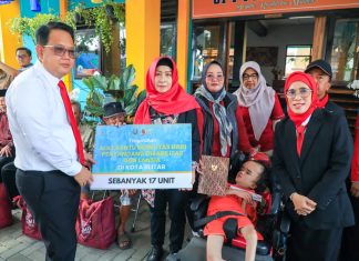 Pj. Gubernur Adhy Salurkan Bansos dan Alat Bantu Mobilitas Bagi Penyandang Disabilitas di Blitar Pj. Gubernur Adhy Salurkan Bansos dan Alat Bantu Mobilitas Bagi Penyandang Disabilitas di Blitar (foto : ist)