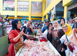Khofifah Sambang Pasar Soponyono Rungkut Surabaya , Apresiasi Kondisi Pasar yang Ramai Pembeli