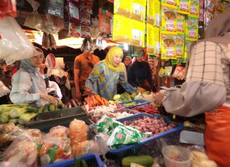 Sambang Pasar Sepanjang-Sidoarjo, Khofifah Apresiasi Buah Lokal Jatim Berkualitas Premium Sambang Pasar Sepanjang - Sidoarjo, Khofifah Apresiasi Buah Lokal Jatim Berkualitas Premium (foto : ist)